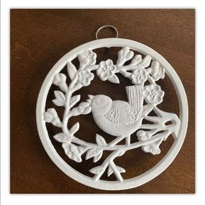 Vntg Sturdy 1lbs Cast Iron w/ White Enamel Bird Trivet/ Wall Decor 7”x7”